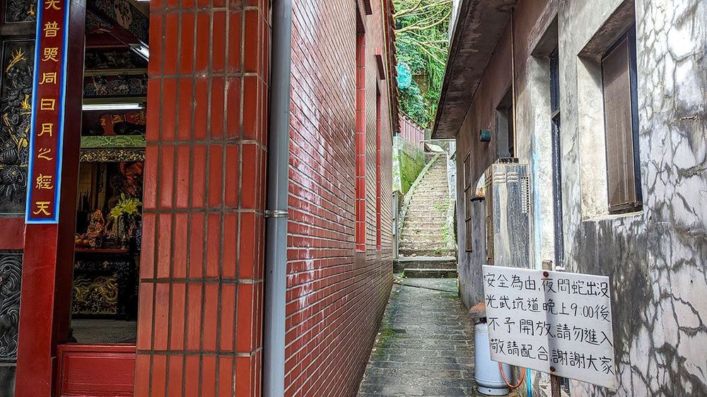 看見一條小路可往上走可以看到光武坑道入口。照片拍攝者：林韋伶 / 拍攝日期：2024/1/2