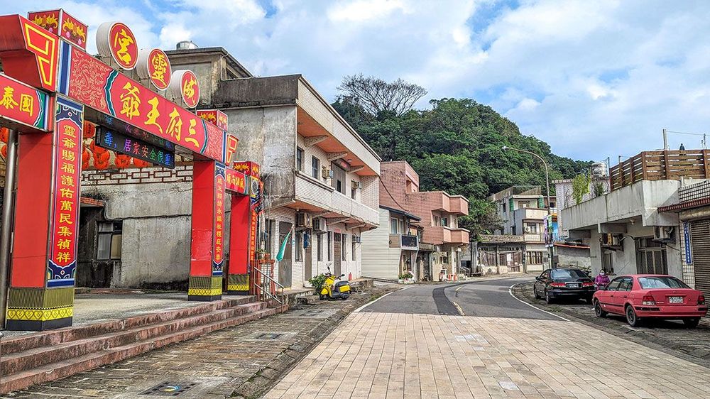 從大馬路可以看到廟，光武坑道入口隱身在廟後。照片拍攝者：林韋伶 / 拍攝日期：2024/1/2