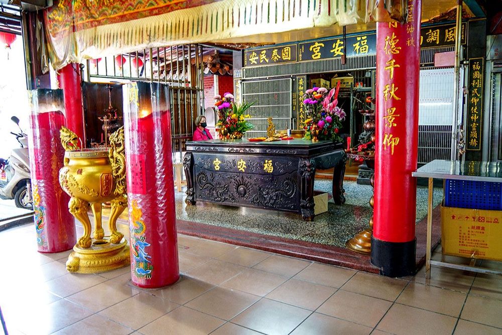 參拜流程:天公爐〈三炷香〉→土地公爐〈福德正神〉〈三炷香〉
