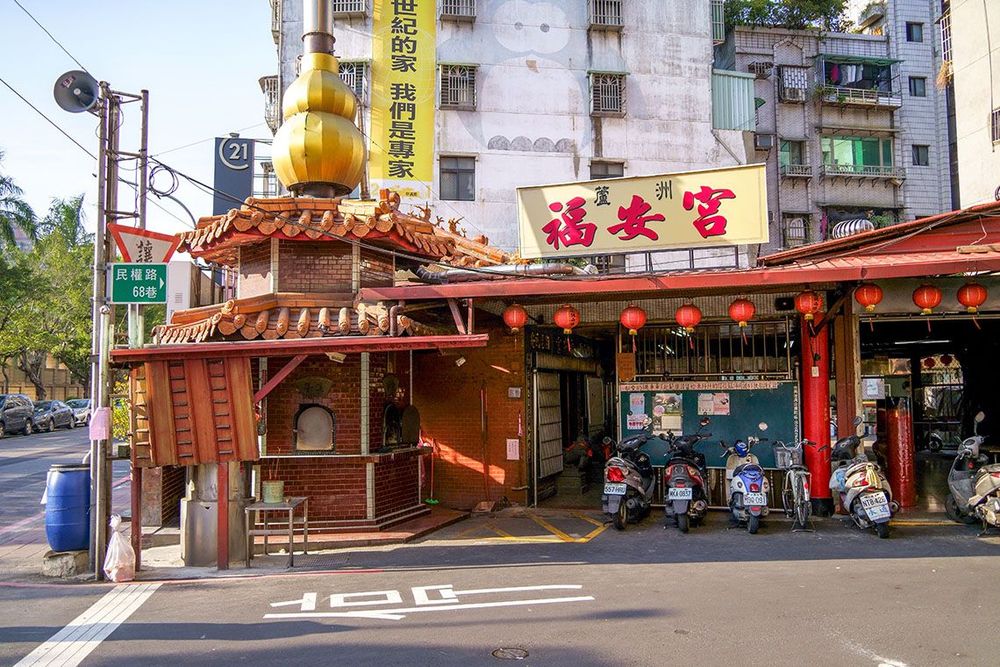 福安宮的主體結構是傳統式建築物廟宇鋼筋水泥，搭建鐵皮式遮棚型態。