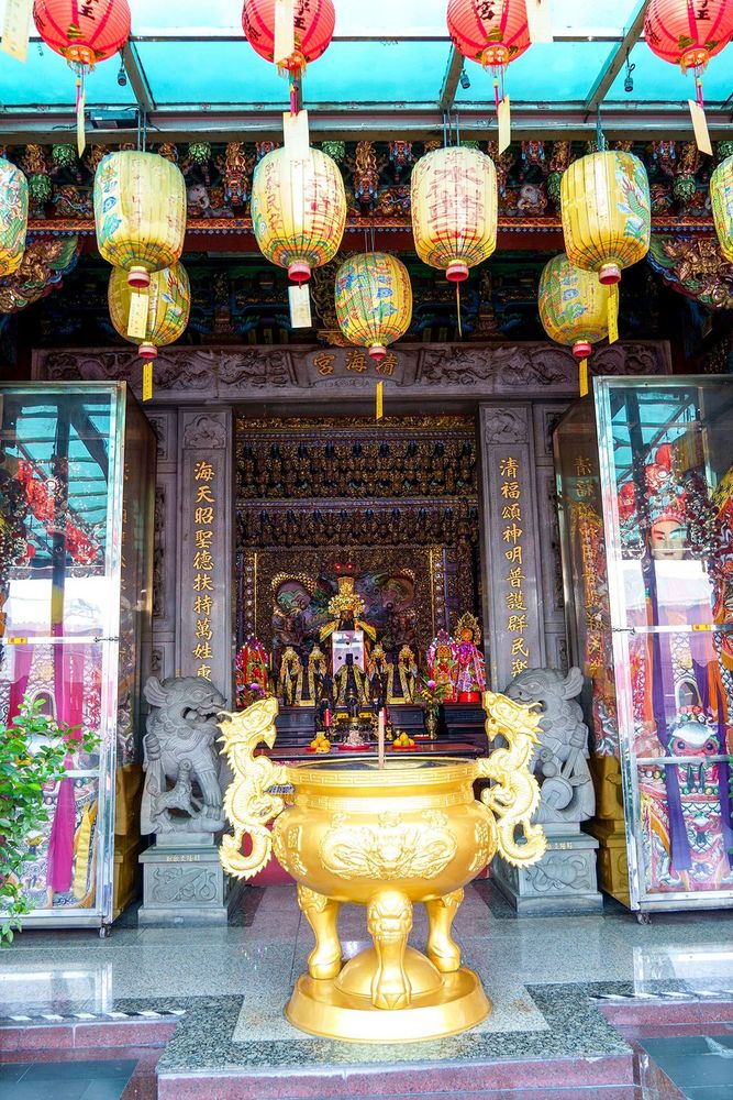 清海宮主祀神為水仙尊王，陪祀文昌帝君及 關聖帝君