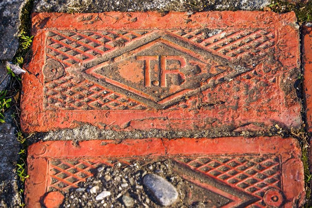 「西洋樓」的建材使用當時高品質的TR磚(「TR」字樣，為台灣煉瓦Taiwan Renga株式會社的商標)，也是一種財力的象徵