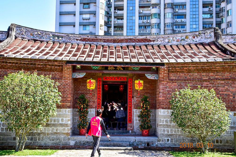 現代建築下的古宅之美(李宅大門)