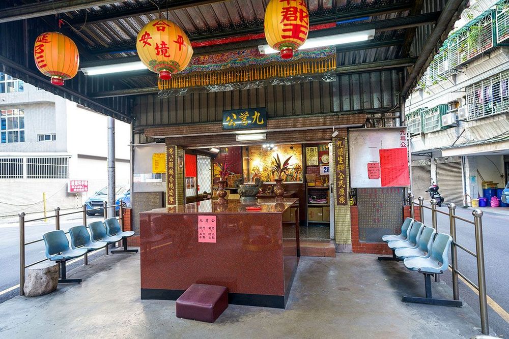 車水馬龍中自帶莊嚴的九芎公廟