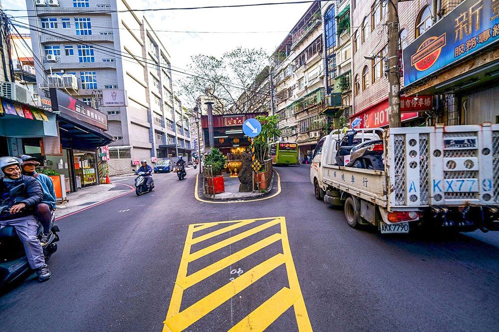 九芎公廟讓道路一分為二