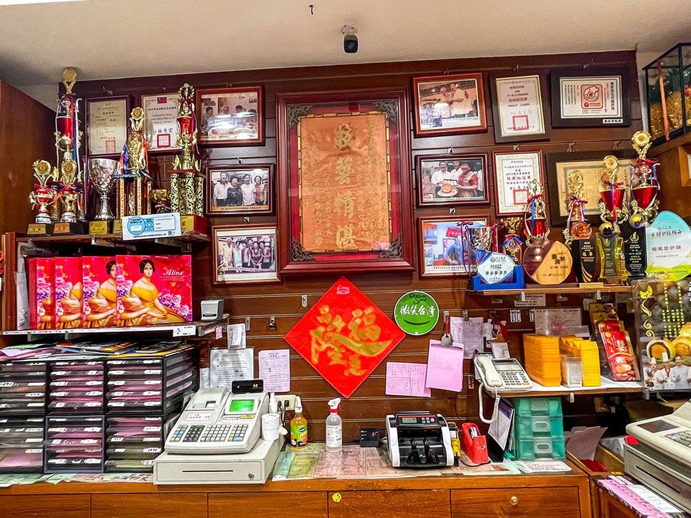 店內販售各種傳統餅禮盒