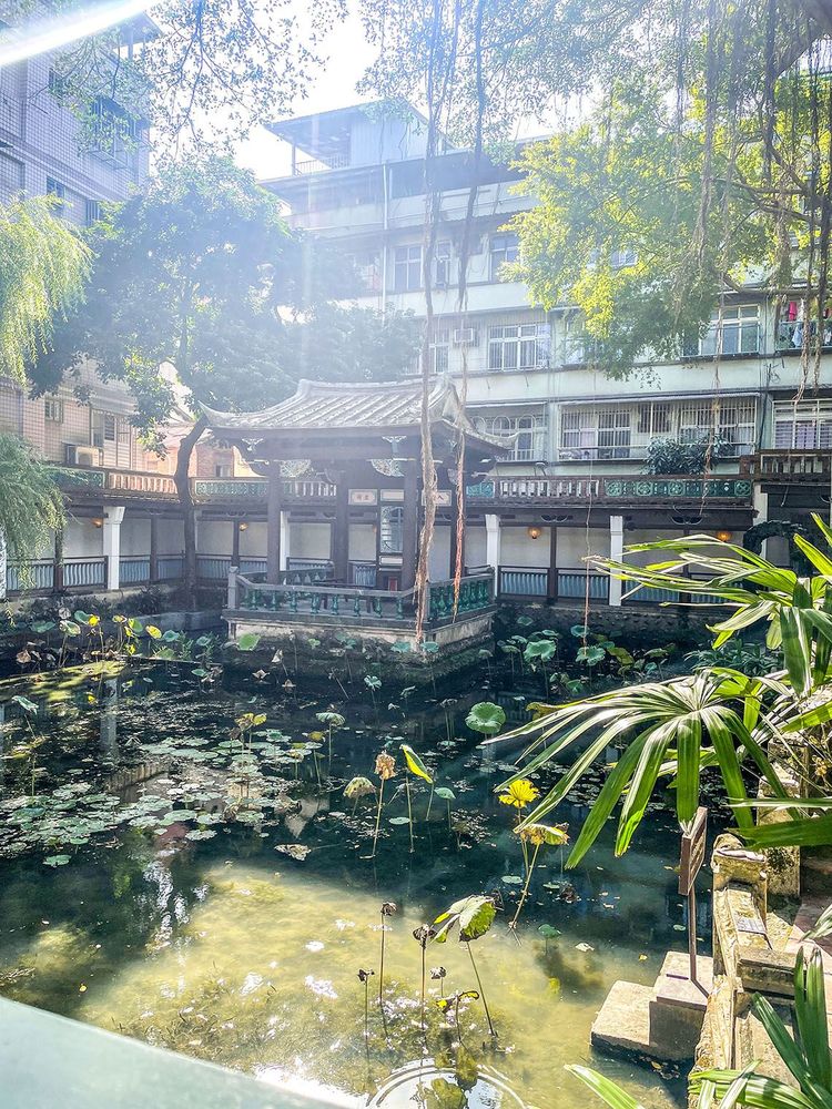 方鑑齋對岸的戲台