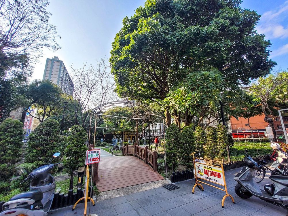 寺院前由板橋林家贈予的柏壽公園，圖中木板小橋即為「枋橋／板橋」之意象
