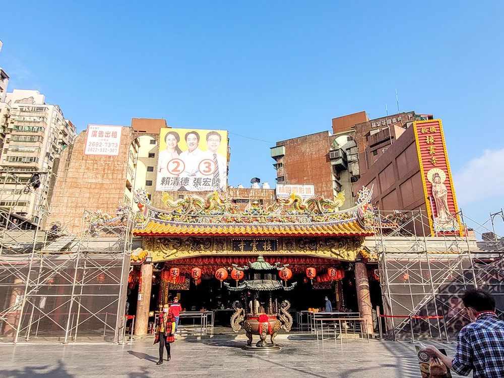 寺院後方皆為與林家有關的建案