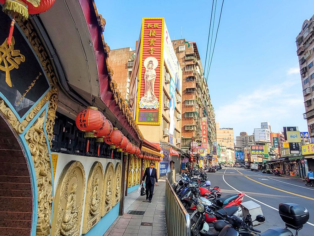寺院位於板橋舊城內，圖中右側馬路為古城城牆界址
