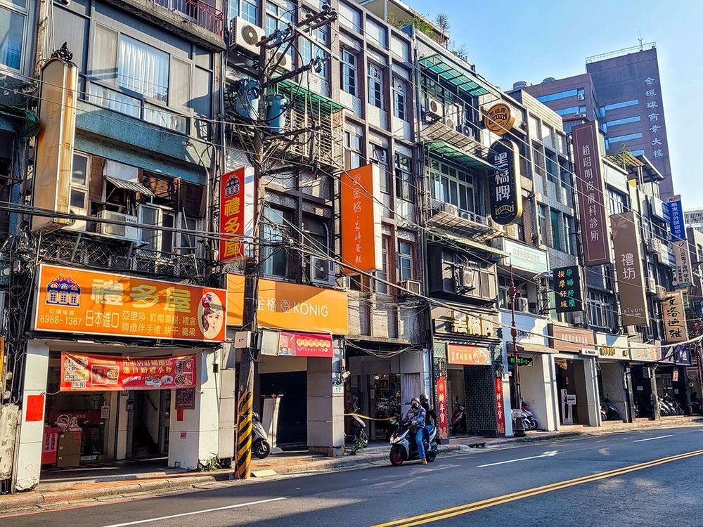西式喜餅店林立，遠方可見婚容美白的皮膚科診所