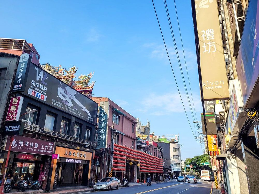 珠寶店聚集，前方為壯觀的慈惠宮燈籠