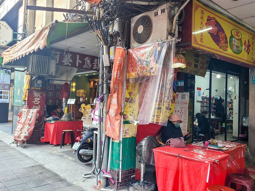 慈惠宮前聚集算命神準的卜卦攤位