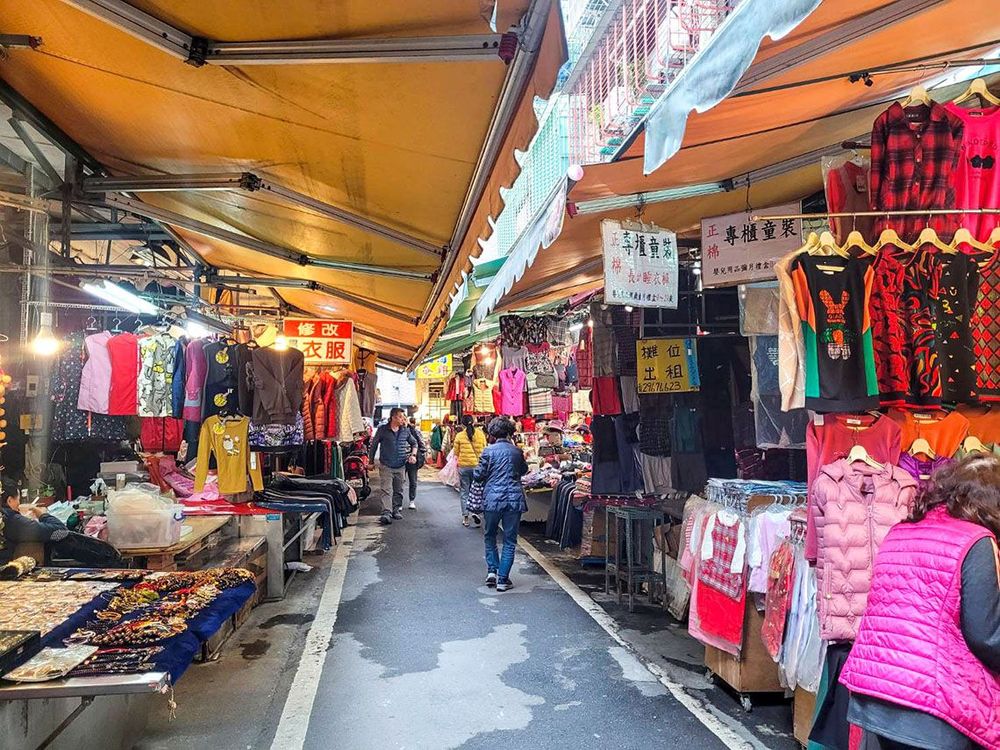 市場內服飾店面甚多，傍晚才會收店