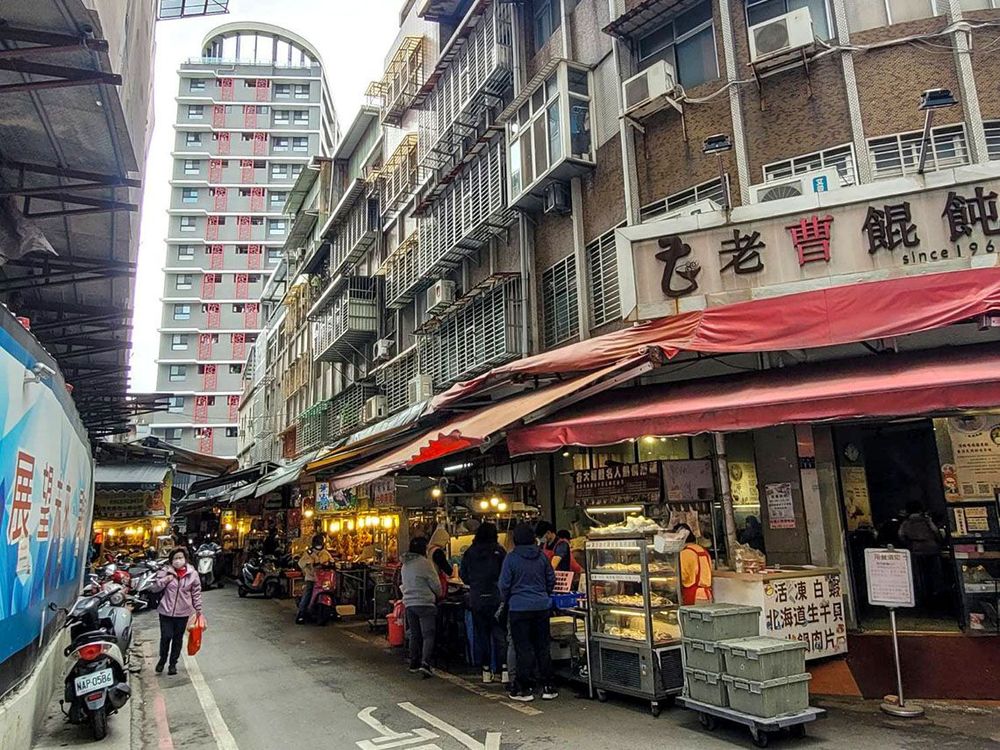 市場內聚集不少美食攤商，前為老字號商家-老曹餛飩