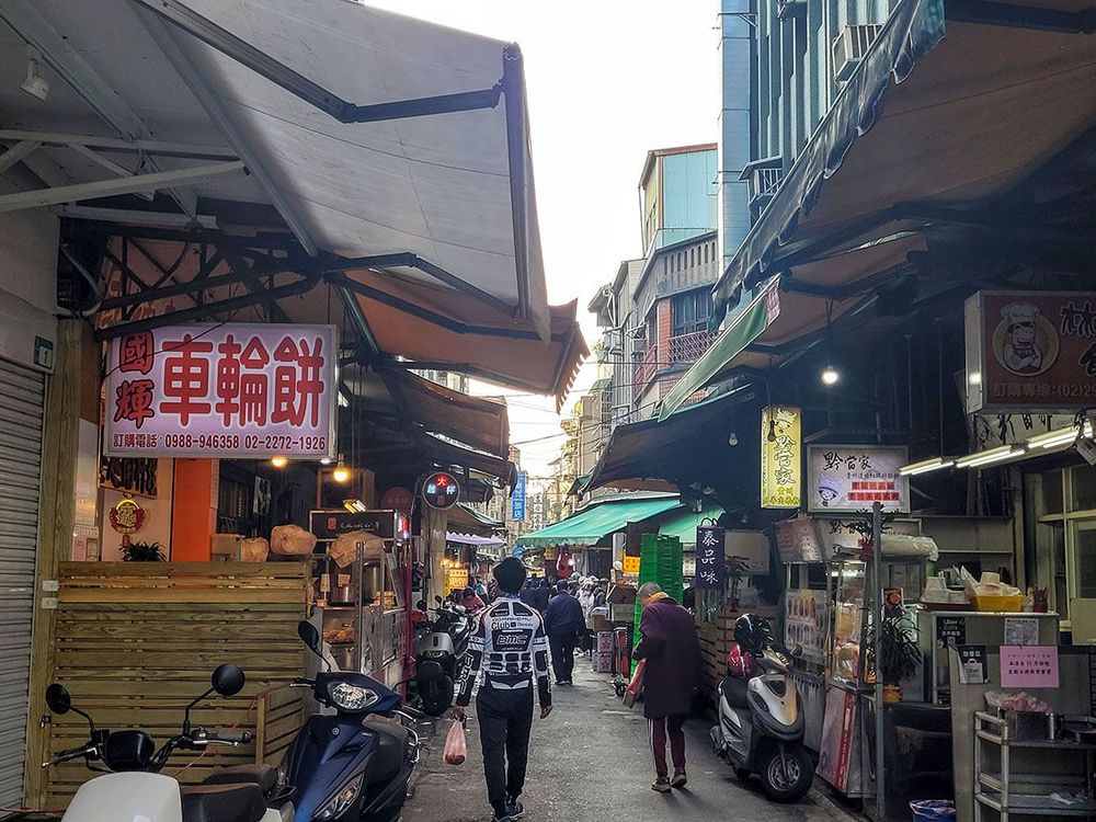 市場內攤商店家林立