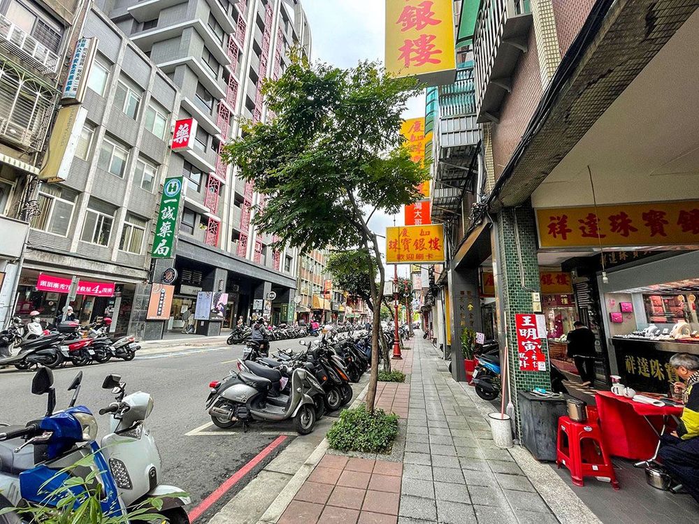 府中路旁卜卦攤子