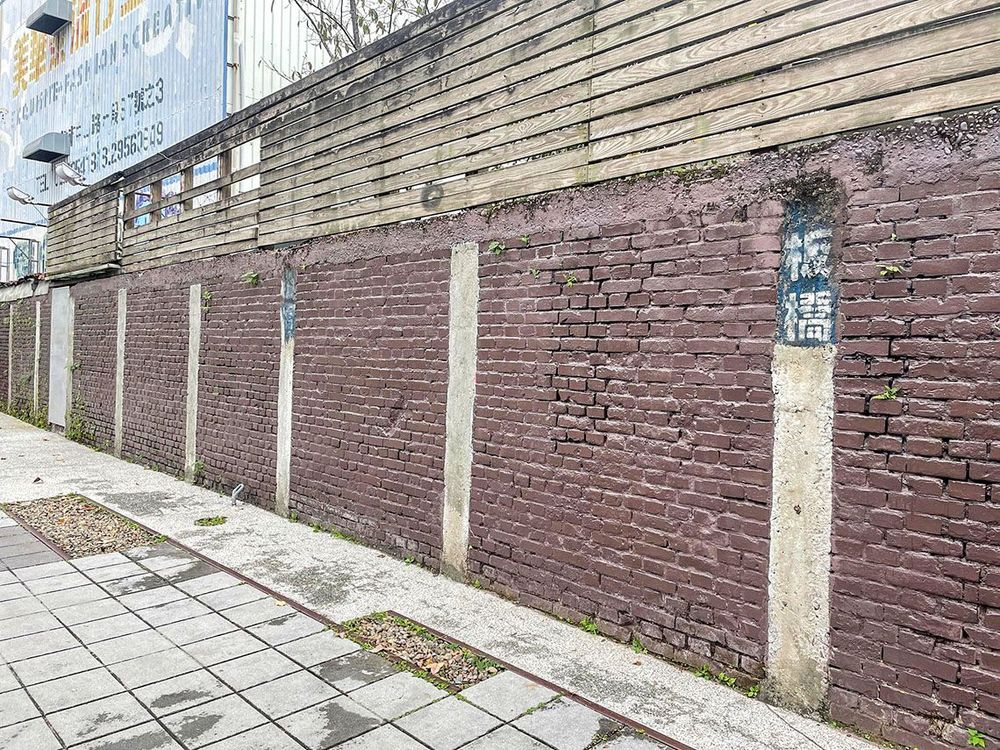 板橋火車站月台磚牆