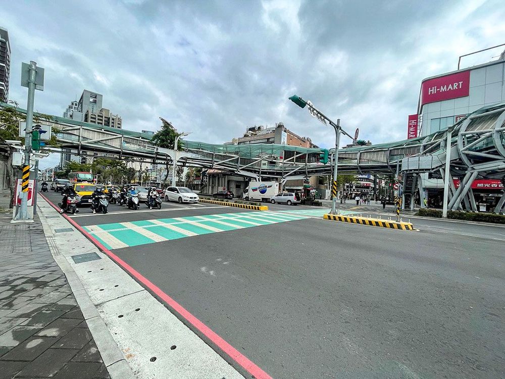 板橋遊龍天橋橫跨縣民大道