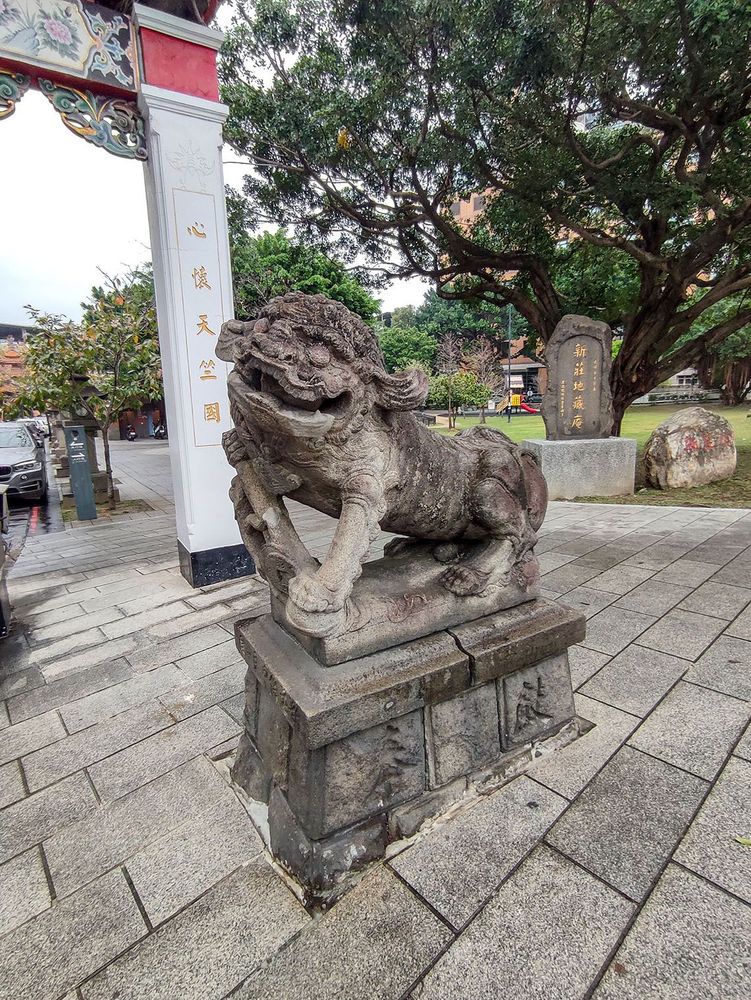 狛犬是從昔日的新莊神社的搬遷過來。照片拍攝者：海山文史團隊
