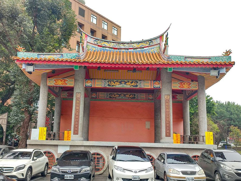 在地藏庵對面則有酬神的戲臺。照片拍攝者：海山文史團隊
