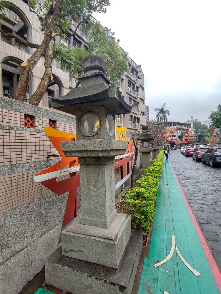地藏庵走道兩旁的燈臺也是新莊神社搬遷而來。照片拍攝者：海山文史團隊