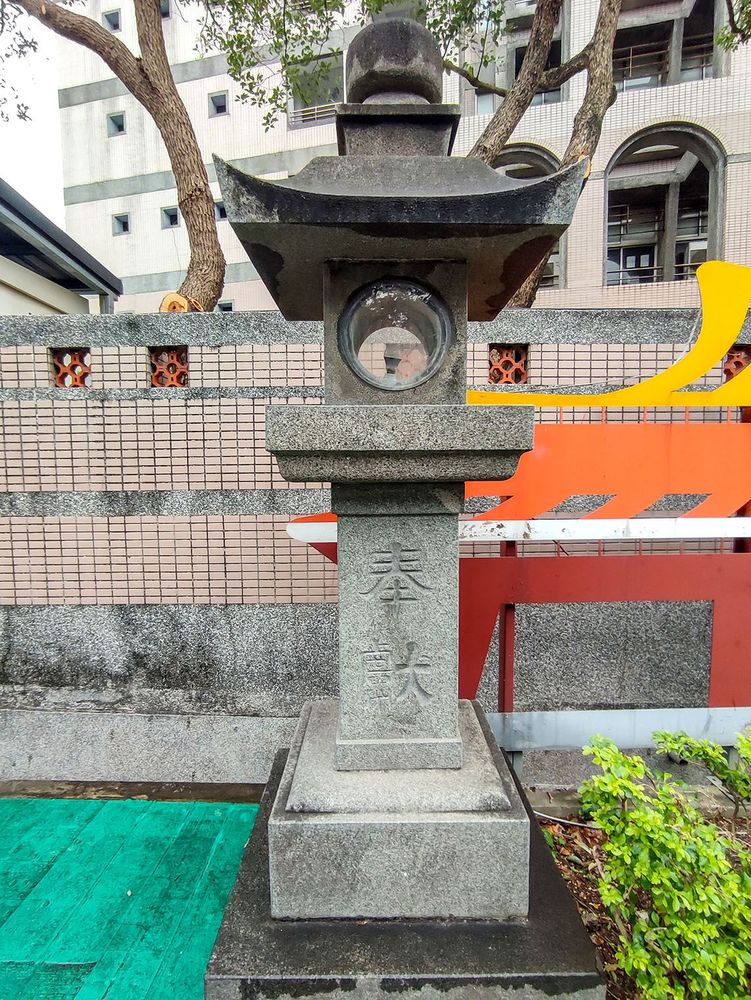 燈臺前方並寫有奉獻兩字。照片拍攝者：海山文史團隊
