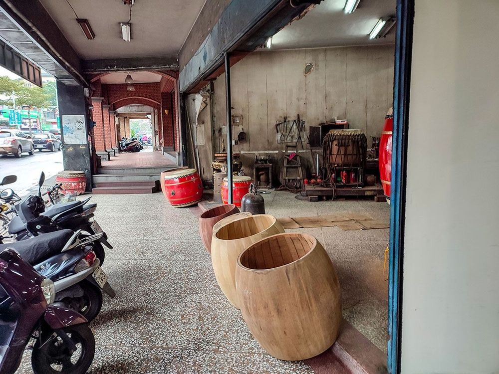 街道上都擺滿了鼓身。照片拍攝者：海山文史團隊