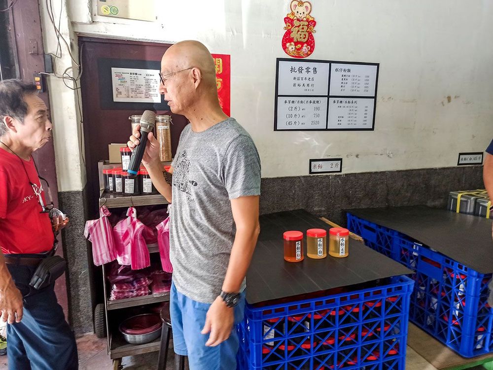 老闆親切的介紹商品的製作方式。照片拍攝者：海山文史團隊