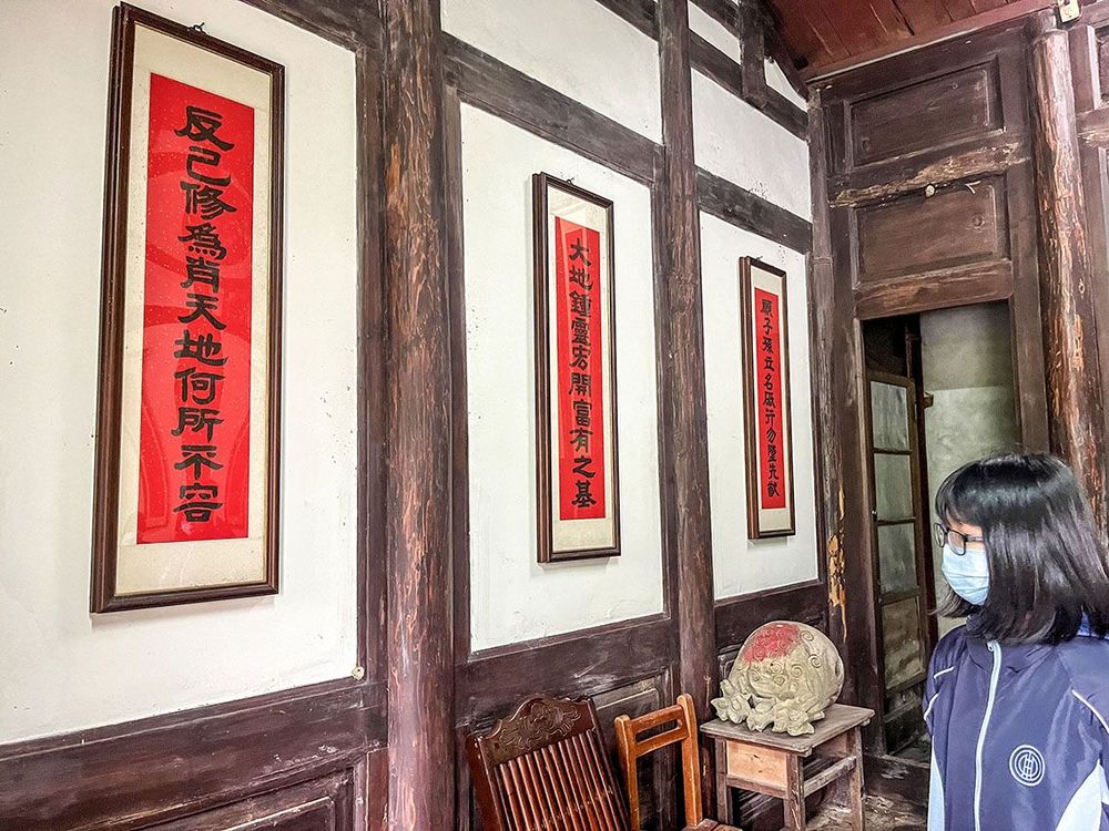 牆上掛著連家家訓