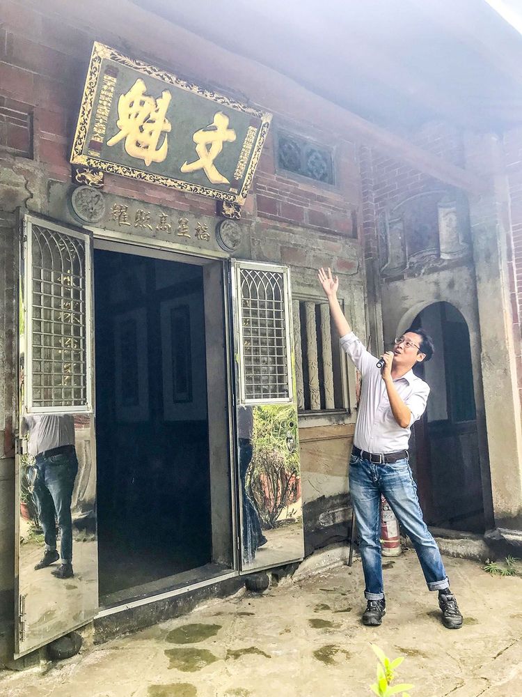 歷史老師向學生介紹連姓舉人前往大陸科舉得第之歷史