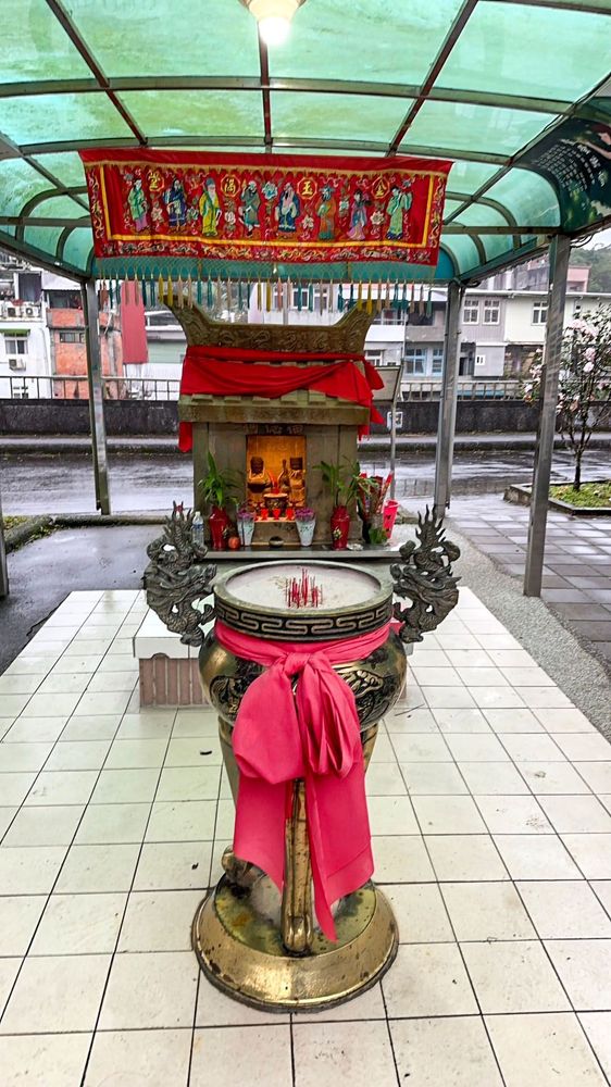 蔴竹坑福德祠正面，為一座七面式石造小土地公廟建築