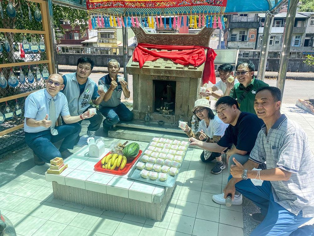 蔴竹坑福德祠環境改造落成合影，特製土地公圖案綠豆椪供品祭祀