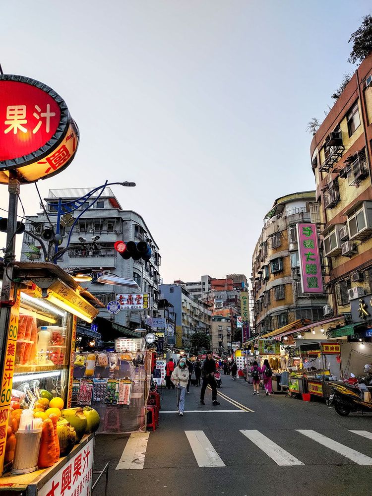 樂華夜市集合眾多攤商與街邊店面