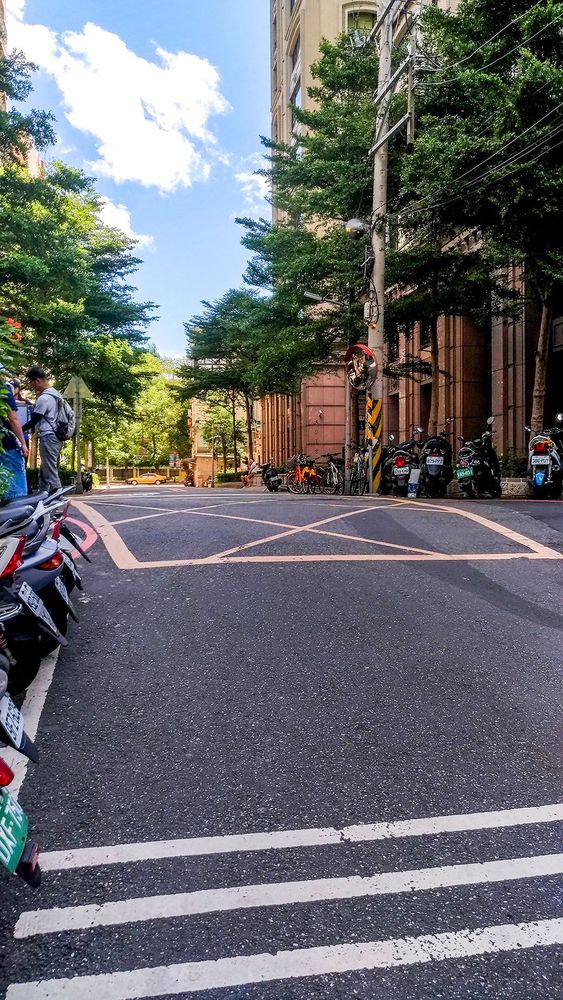 突起的柏油路面下是永豐圳的浮水圳段遺址