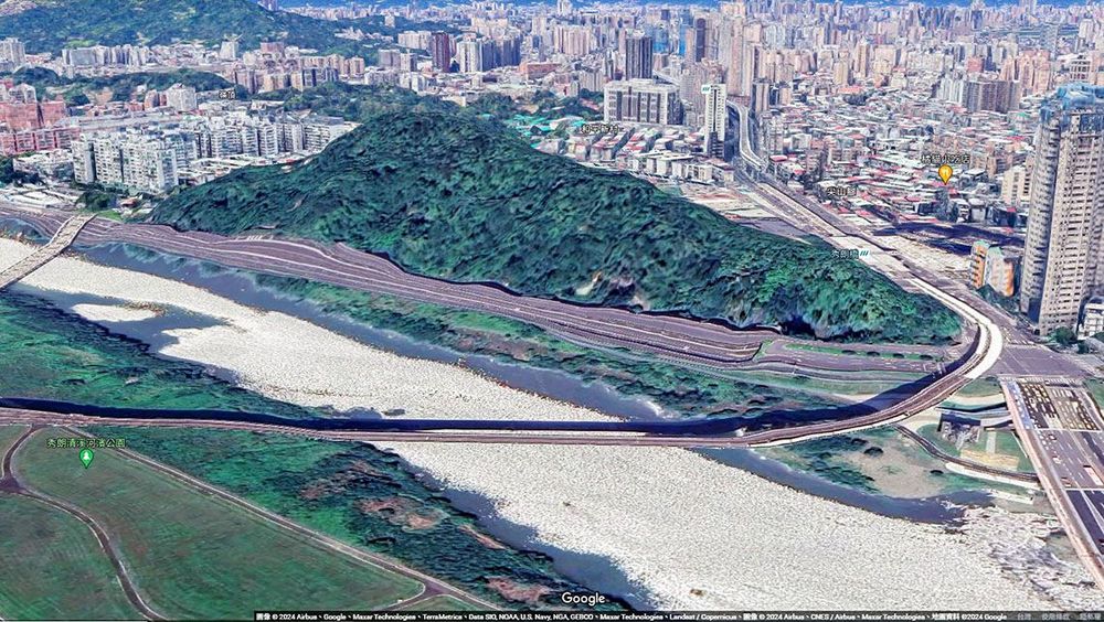 尖山因山勢尖拔得名也是瓦磘溝南支流源頭。照片來源：Google map