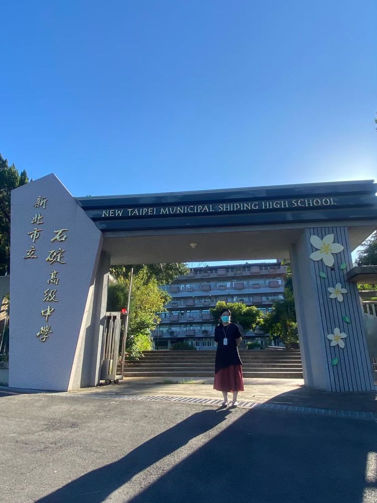 碇中建於石碇隧道上，山腳有景美溪深潭。