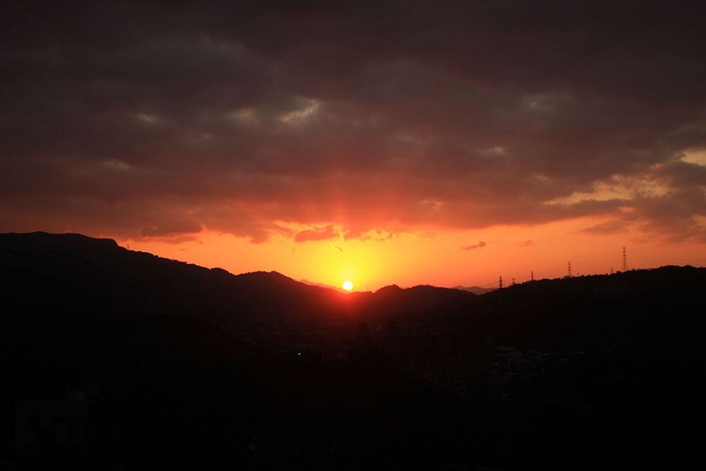 碇中遠眺台北盆地，因地勢較高，也是觀看落日夕照的絕佳之所