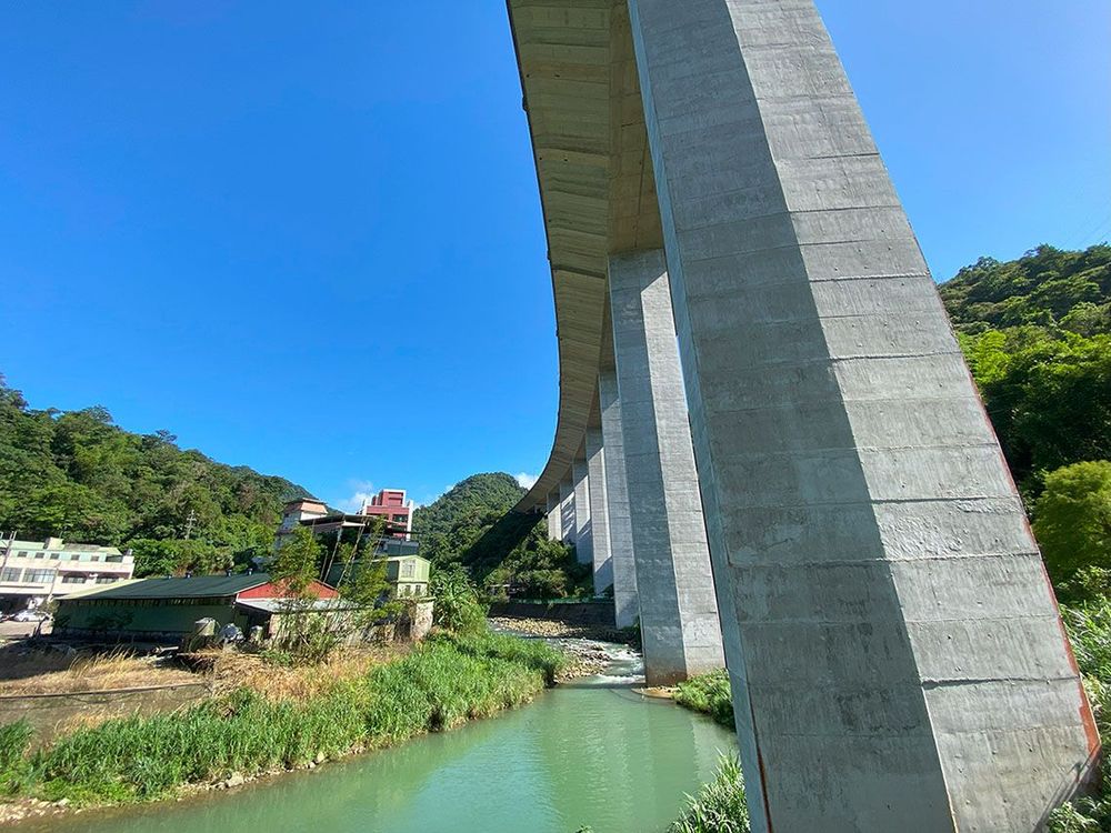 國道五跨過烏塗溪，為全台第一高橋墩，有七十餘公尺。
