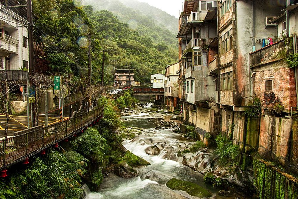 石碇東街，可見特殊吊腳樓建築模式，房屋懸空在河床上方。