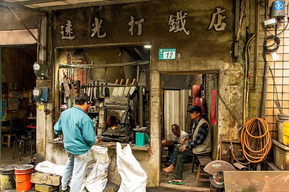 遠光打鐵店依舊還是堅持以炭起鼓風爐、打鐵爐。