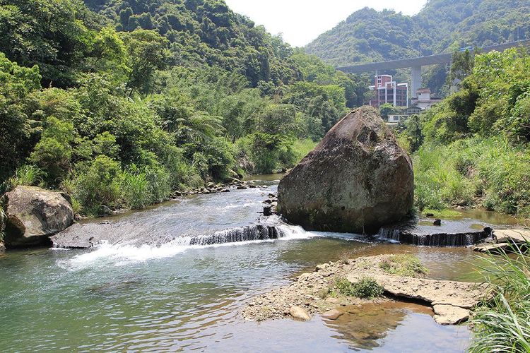 04淡蘭古道石碇外按古道大石公