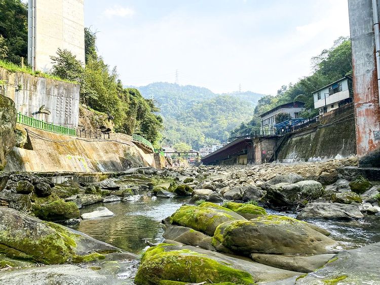 11龍盤巨石護河川