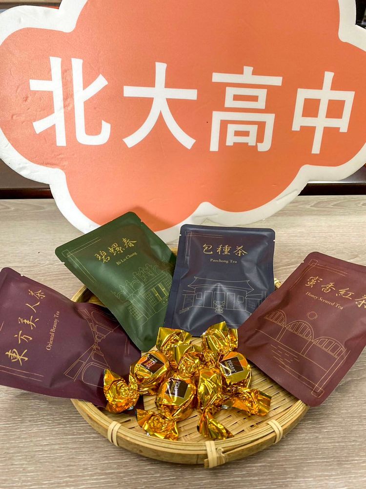 學生結合三峽地景設計的雙語文創茶包袋。照片拍攝者：北大高中三峽學教師團隊