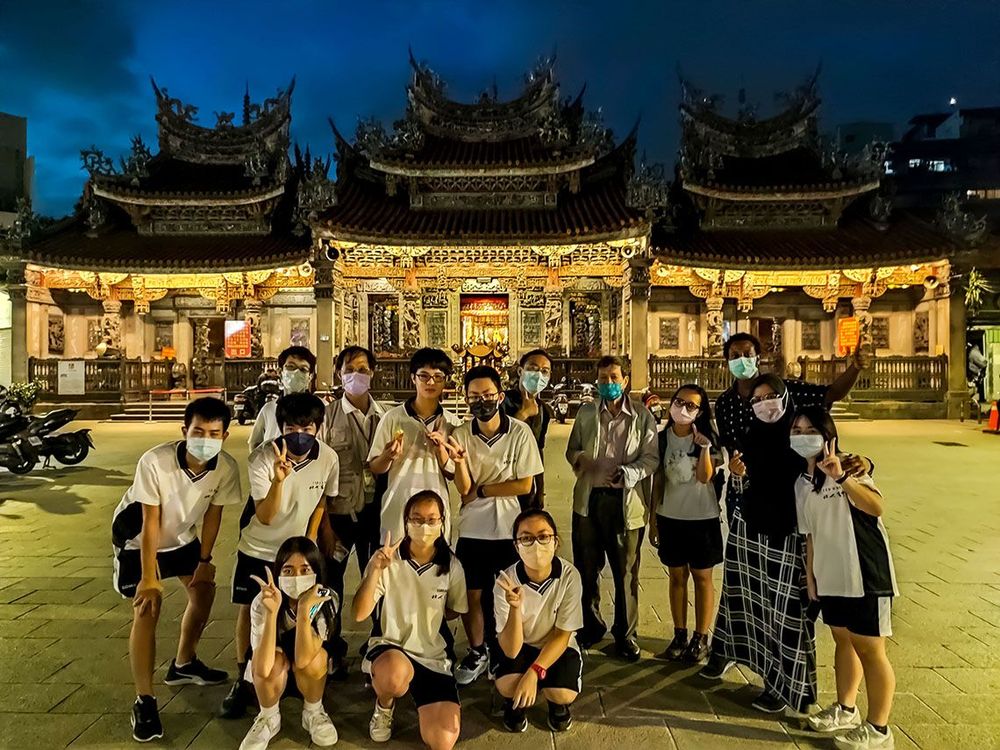 學生於祖師廟前合影。照片拍攝者：北大高中三峽學教師團隊