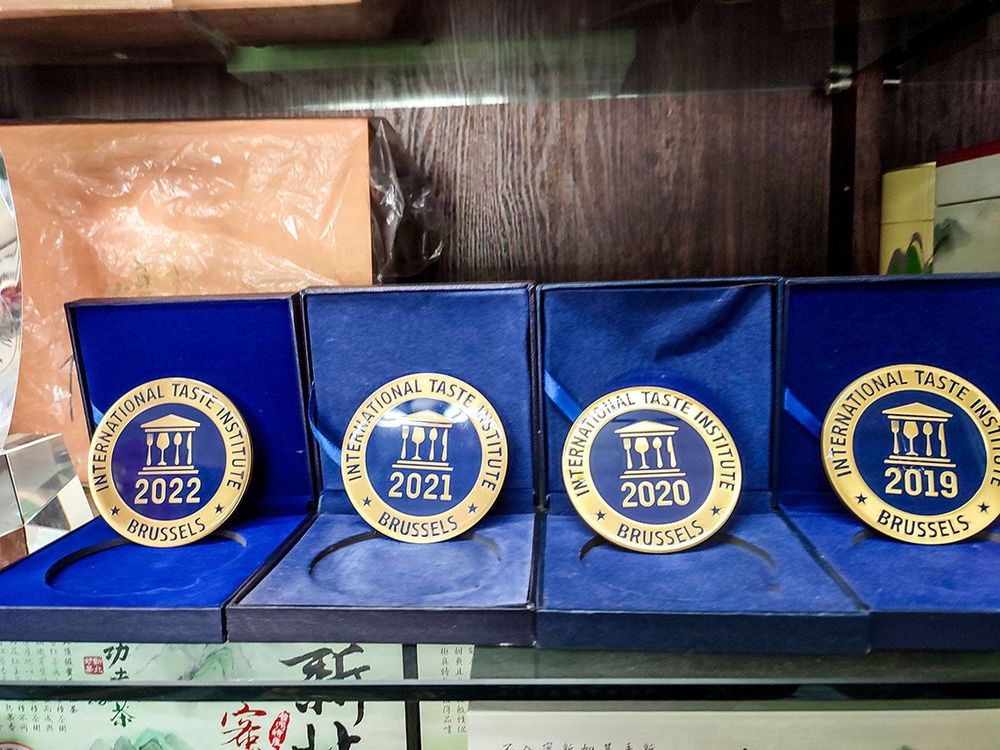 碧螺春茶、蜜香紅茶分別榮獲比利時國際風味暨品質評鑑(ITQI)二星、三星評鑑的佳績1。照片拍攝者：北大高中三峽學教師團隊