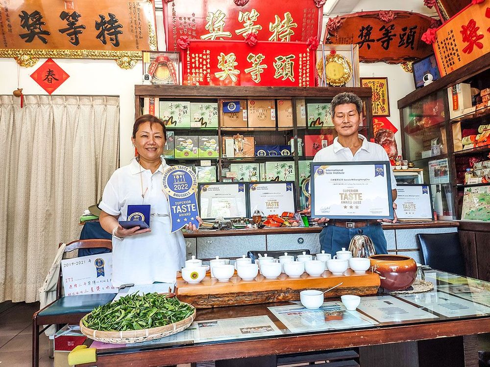 碧螺春茶、蜜香紅茶分別榮獲比利時國際風味暨品質評鑑(ITQI)二星、三星評鑑的佳績2。照片拍攝者：北大高中三峽學教師團隊