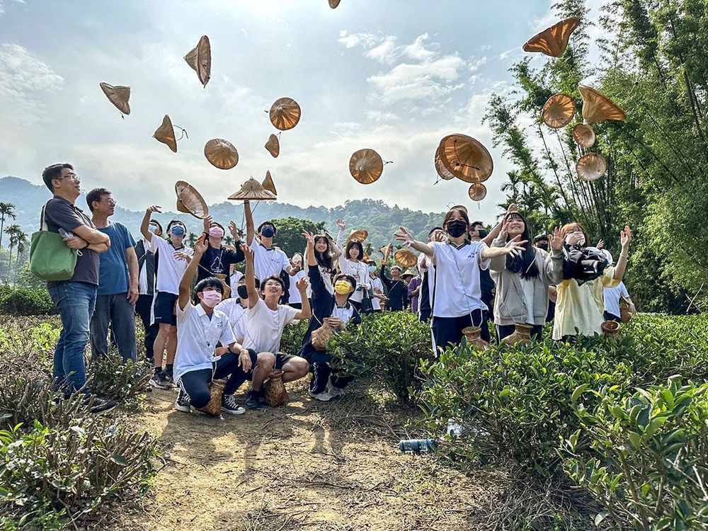 學生開心至茶園體驗採茶樂趣。照片拍攝者：北大高中三峽學教師團隊