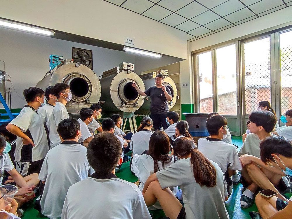 學生實際參與感受茶葉採摘、萎凋、炒菁、揉捻、烘乾等過程2。照片拍攝者：北大高中三峽學教師團隊