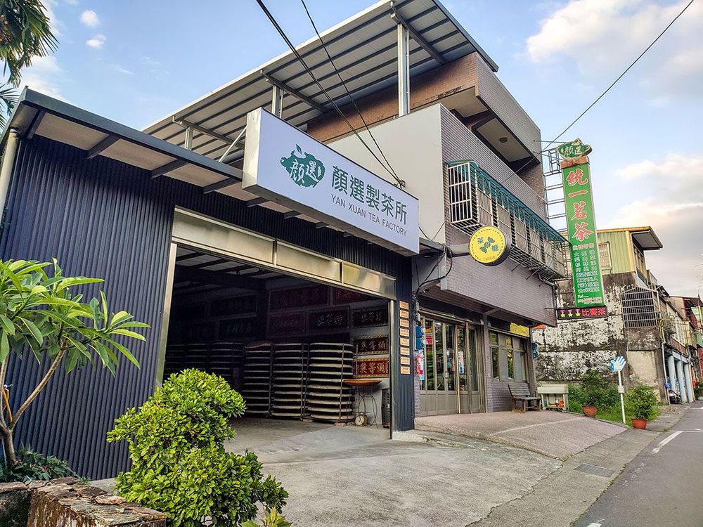 走過成福橋，來到竹崙地區，偌大的招牌就是「統一茗茶」。照片拍攝者：北大高中三峽學教師團隊